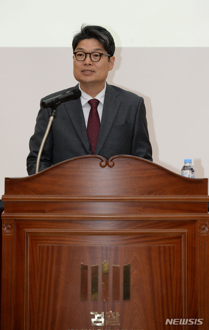 [울산=뉴시스] 배병수 기자 = 17일 오전 울산지방검찰청 3층 대강당에서 열린 제29대 박현준 신임 검사장 취임식에서 취임사를 하고 있다. 2024.05.17. bbs@newsis.com.