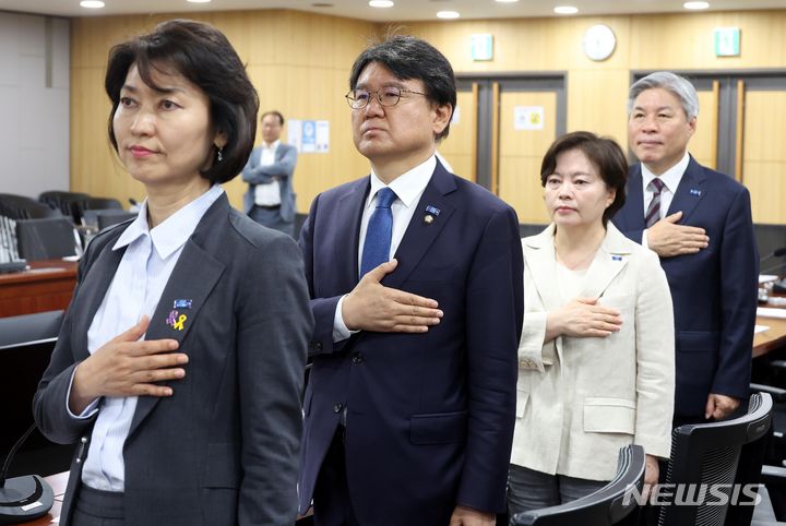 [서울=뉴시스] 조성봉 기자= 황운하 조국혁신당 원내대표를 비롯한 당선인들이 지난 17일 오전 서울 여의도 국회 의원회관 세미나실에서 열린 '대일외교, 대전환을 촉구한다' 토론회에서 국민의례를 하고 있다. 왼쪽부터 강경숙 당선인, 황 원내대표, 정춘생 당선인, 서왕진 당선인. 2024.05.17. suncho21@newsis.com