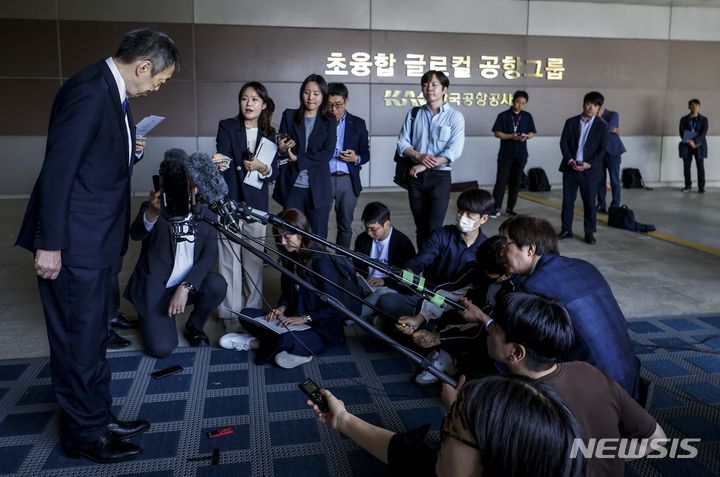 [서울=뉴시스] 정병혁 기자 = 미즈시마 고이치 신임 주한 일본대사가 17일 서울 강서구 김포국제공항을 통해 입국해 취재진 앞에서 인사를 하고 있다. 2024.05.17. jhope@newsis.com