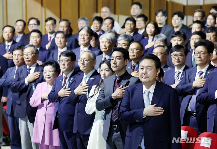 [대전=뉴시스] 전신 기자 = 윤석열 대통령이 17일 대전 서구 정부대전청사에서 열린 국가유산청 출범식에서 국기에 대한 경례를 하고 있다. (대통령실통신사진기자단) 2024.05.17. photo1006@newsis.com