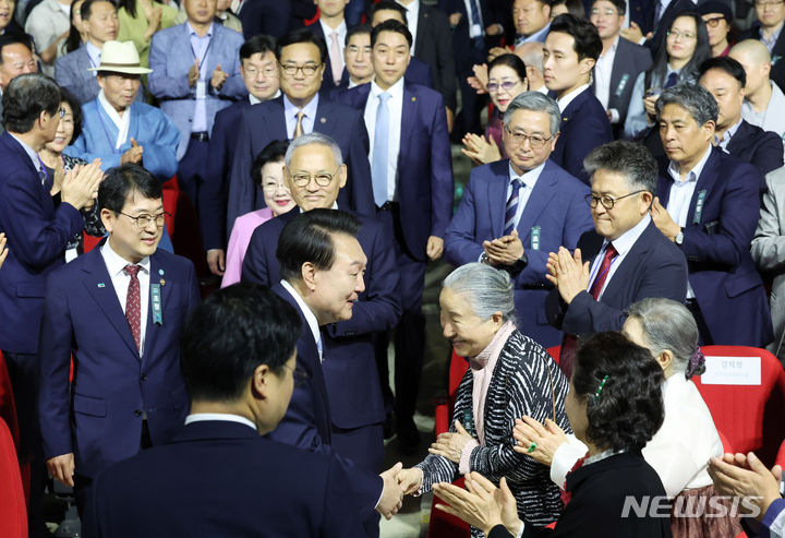 [대전=뉴시스] 전신 기자 = 윤석열 대통령이 17일 대전 서구 정부대전청사에서 열린 국가유산청 출범식에 입장하며 참석자들과 인사하고 있다. (대통령실통신사진기자단) 2024.05.17. photo1006@newsis.com