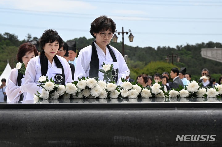 [광주=뉴시스] 박기웅 기자 = 5·18민주화운동 44주기를 하루 앞둔 17일 광주 북구 운정동 국립5·18민주묘지에서 열린 5·18민중항쟁 추모제에서 유족들이 헌화하고 있다. 2024.05.17. pboxer@newsis.com