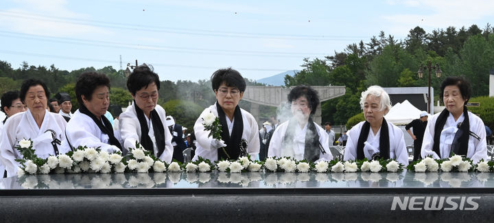 [광주=뉴시스] 박기웅 기자 = 5·18민주화운동 44주기를 하루 앞둔 17일 광주 북구 운정동 국립5·18민주묘지에서 열린 5·18민중항쟁 추모제에서 유족들이 헌화하고 있다. 2024.05.17. pboxer@newsis.com