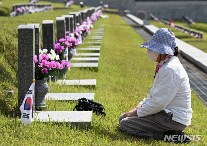 [광주=뉴시스] 박기웅 기자 = 5·18민주화운동 44주기를 하루 앞둔 17일 오전 광주 북구 운정동 국립5·18민주묘지에서 고(故) 박충열 열사의 부인 양단심 여사가 남편의 명복을 빌고 있다. 2024.05.17. pboxer@newsis.com