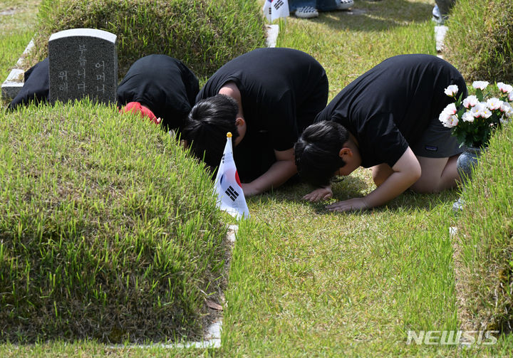[광주=뉴시스] 박기웅 기자 = 5·18민주화운동 44주기를 하루 앞둔 17일 오전 광주 북구 운정동 국립5·18민주묘지에서 학생들이 오월 영령을 향해 절을 하고 있다. 2024.05.17. pboxer@newsis.com