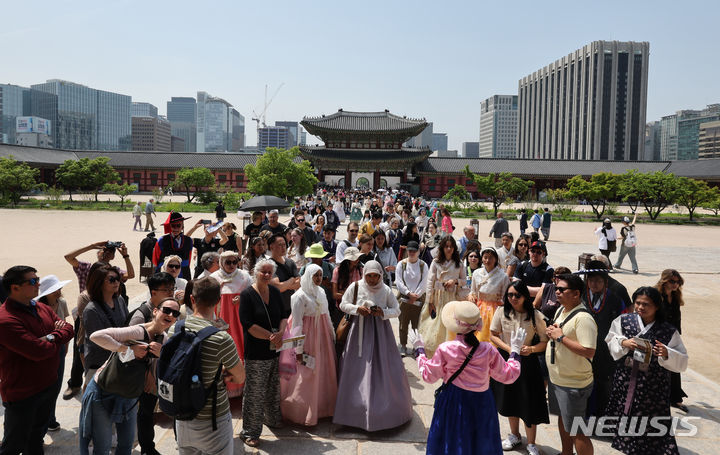 [서울=뉴시스] 김명원 기자 = 17일 국가유산청 출범을 기념해 전국 76곳 문화유산으로 지정된 명소가 무료로 개방됐다. 서울 종로구 경복궁에 많은 외국인들과 내국인들이 문화유산 관람을 위해 방문하고 있다. 2024.05.17. kmx1105@newsis.com