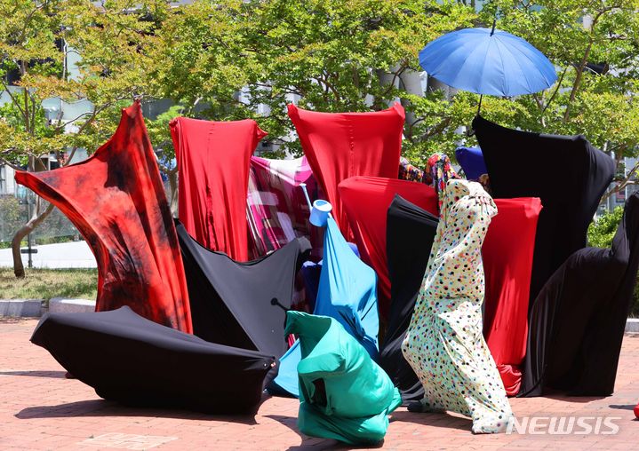 [부산=뉴시스] 하경민 기자 = '제17회 부산국제즉흥춤축제'가 개막한 17일 부산 금정구 부산대학교 넉넉한터에서 바디삭스를 착용한 이 대학 무용학과 학생들이 캠퍼스 야외 즉흥 공연을 펼치고 있다.세계 무용수들이 모여 다양한 문화를 표현하고 공유하는 이번 축제는 오는 19일까지 부산 해운대해수욕장과 F1963, 부산대 등지에서 열린다. 2024.05.17. yulnetphoto@newsis.com