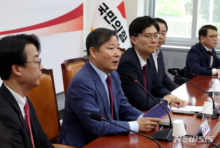 [서울=뉴시스] 조성봉 기자= 이철규 국민의힘 의원이 지난달 17일 오후 서울 여의도 국회에서 열린 제22대 총선 백서 특별위원회 전체회의에서 발언을 하고 있다. 2024.05.17. suncho21@newsis.com