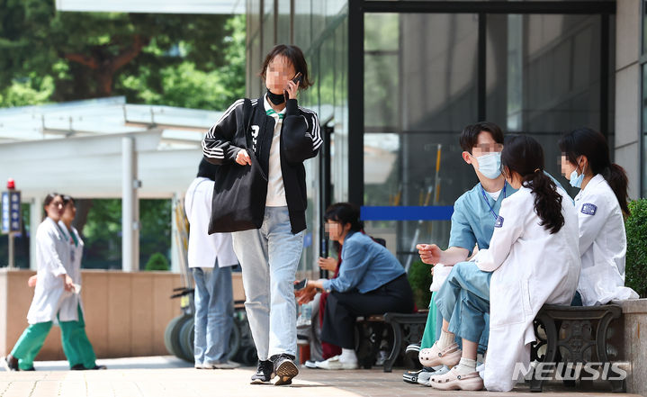 [서울=뉴시스] 김근수 기자 = 의대 증원 법원 결정이 나온 가운데 지난 17일 서울 시내의 한 대학병원에서 의료진과 환자가 이동하고 있다. 서울고등법원이 의대생과 교수, 전공의 등이 의대 정원 2천명 증원·배분 결정의 효력을 중단을 요구하며 정부를 상대로 낸 집행정지 신청의 항고심에 대해 기각을 결정함에 따라 27년 만의 의대 증원 최종 확정을 앞두게 됐다. 2024.05.20. ks@newsis.com