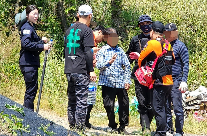 [신안=뉴시스] 실종 치매노인 발견한 경찰. (사진=전남경찰청 제공). photo@newsis.com *재판매 및 DB 금지