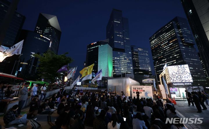 [서울=뉴시스] 김선웅 기자 = 지난 2024년 서울 강남역 사거리에서 강남역 살인사건 8주기 추모식이 열리고 있는 모습.2024.05.17. mangusta@newsis.com