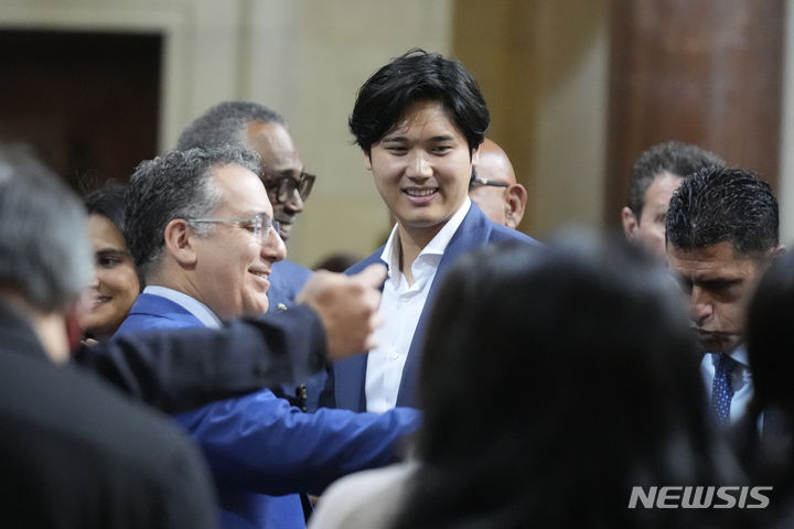 [로스앤젤레스=AP/뉴시스]LA 다저스 오타니 쇼헤이가 '오타니의 날'이 제정된 후 기념 사진을 찍고 있다. 2024.05.18.