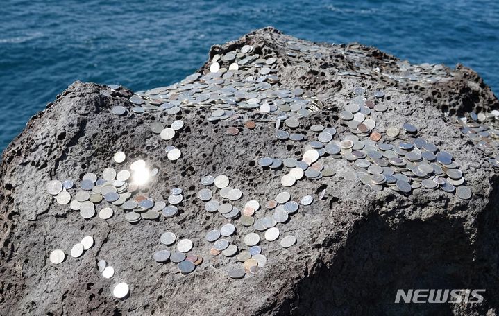 [뉴시스=제주] 오영재 기자 = 18일 오전 제주 서귀포시 중문대포 주상절리대 전망대 인근 바위에 관광객들이 던진 동전이 수북이 쌓여 있다. 2024.05.18. oyj4343@newsis.com