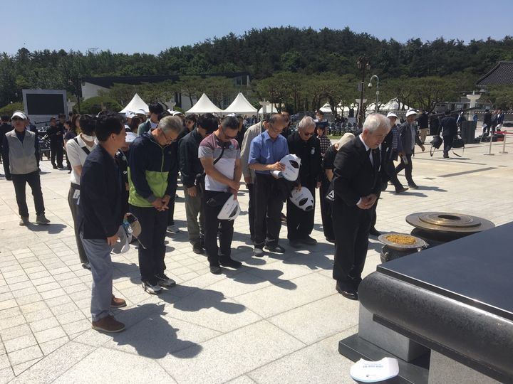 [광주=뉴시스] 민주사회건설협의회가 18일 오전 광주 북구 운정동 국립5·18민주묘지에서 열린 제44주기 5·18 정부기념식 행사에 참여, 오월 영령에 묵념하고 있다.  (사진 = 5·18기념재단 제공) 2024.05.18 photo@newsis.com *재판매 및 DB 금지