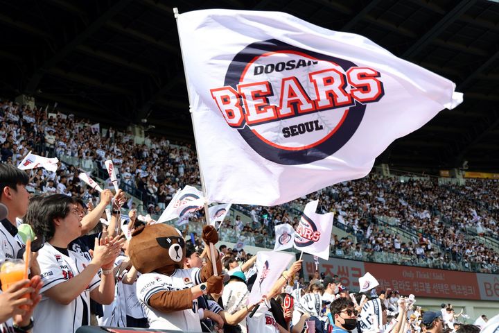 18일 잠실 구장에서 열리는 롯데 자이언츠-두산 베어스 경기에 만원 관중이 들었다. (사진=두산 제공) *재판매 및 DB 금지