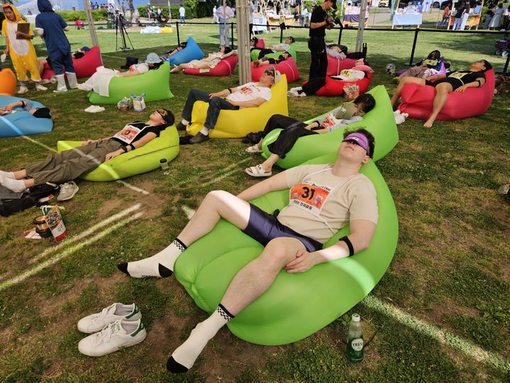 [서울=뉴시스] 오정우 기자 = 2024 한강 잠 퍼자기대회 전경. 해당 사진은 기사 내용과 관련이 없습니다. friend@newsis.com *재판매 및 DB 금지