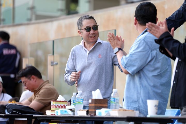 두산 베어스 구단주인 박정원 두산그룹 회장이 18일 롯데 자이언츠-두산전이 열린 잠실 구장을 찾아 경기를 찾아 지켜보고 있다. (사진=두산 제공) *재판매 및 DB 금지