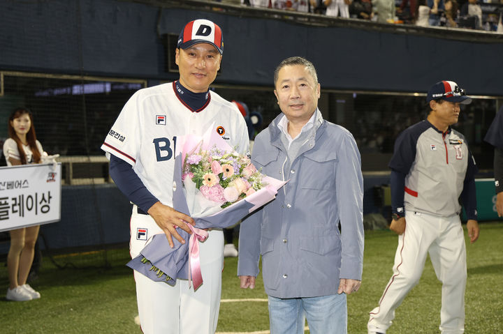 두산 베어스 이승엽(왼쪽) 감독이 18일 잠실 롯데 자이언츠전 승리로 '사령탑 100승'을 달성했다. 사진은 이승엽 감독과 두산 베어스 구단주 박정원 두산 그룹 회장. (사진=두산 제공) *재판매 및 DB 금지