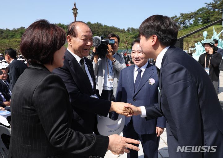 [광주=뉴시스] 조수정 기자 = 황우여 국민의힘 비상대책위원장과 이준석 개혁신당 대표가 18일 광주 북구 국립5·18민주묘지에서 열린 제44주년 5·18민주화운동 기념식에서 악수하고 있다. 2024.05.18. chocrystal@newsis.com