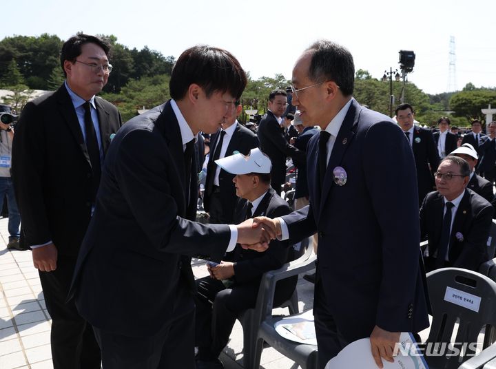 [광주=뉴시스] 조수정 기자 = 추경호 국민의힘 원내대표와 이준석 개혁신당 대표가 18일 광주 북구 국립5·18민주묘지에서 열린 제44주년 5·18민주화운동 기념식에서 악수하고 있다. 2024.05.18. chocrystal@newsis.com