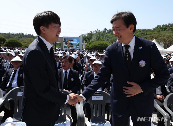 [광주=뉴시스] 조수정 기자 = 조국 조국혁신당 대표와 이준석 개혁신당 대표가 18일 광주 북구 국립5·18민주묘지에서 열린 제44주년 5·18민주화운동 기념식에서 악수하고 있다. 2024.05.18. chocrystal@newsis.com