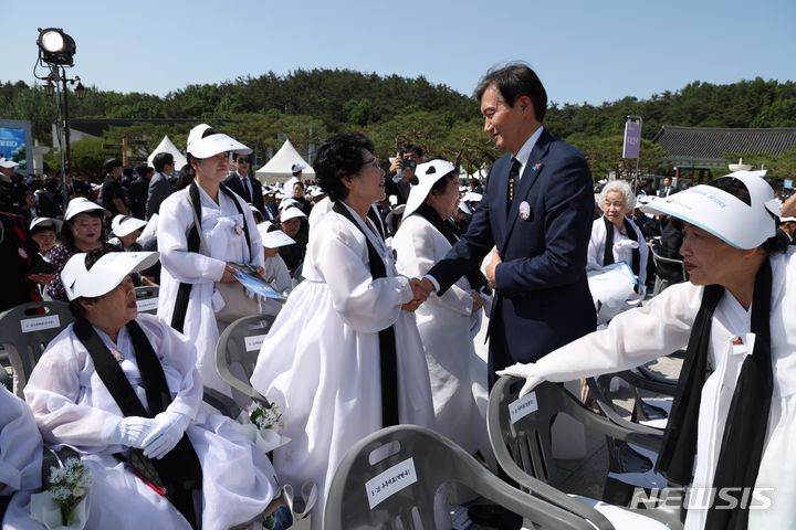 [광주=뉴시스] 조수정 기자 = 조국 조국혁신당 대표가 18일 광주 북구 국립5·18민주묘지에서 열린 제44주년 5·18민주화운동 기념식에서 오월어머니회 회원과 악수하고 있다. 2024.05.18. chocrystal@newsis.com