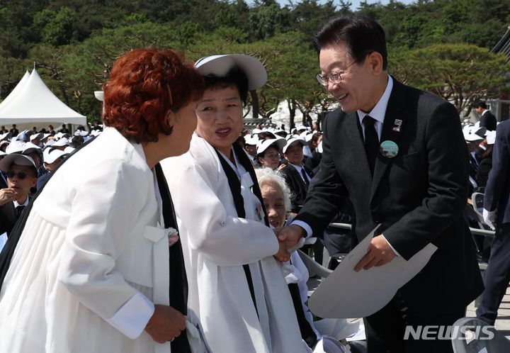 [광주=뉴시스] 조수정 기자 = 이재명 더불어민주당 대표가 18일 광주 북구 국립5·18민주묘지에서 열린 제44주년 5·18민주화운동 기념식에서 오월어머니회 회원들과 인사를 하고 있다. 2024.05.18. chocrystal@newsis.com