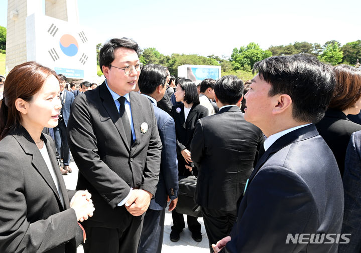 [광주=뉴시스] 김혜인 기자 = 천하람(가운데) 개혁신당 비례대표 당선인과 안철수(오른쪽) 국민의힘 의원이 18일 오후 광주 북구 운정동 국립5·18민주묘지에서 열린 제44주년 5·18민주화운동 기념식에서 행사가 끝난 뒤 대화하고 있다. 2024.05.18. hyein0342@newsis.com