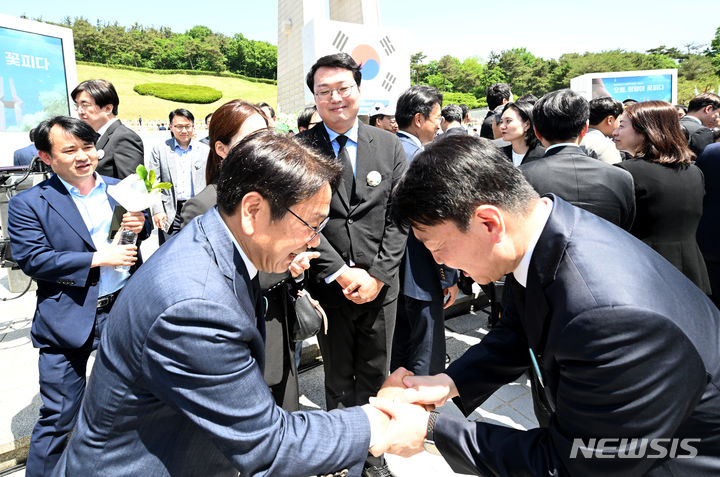 [광주=뉴시스] 김혜인 기자 = 안철수(오른쪽) 국민의힘 의원과 강기정 광주시장이 18일 오후 광주 북구 운정동 국립5·18민주묘지에서 열린 제44주년 5·18민주화운동 기념식에서 행사가 끝난 뒤 인사를 나누고 있다. 2024.05.18. hyein0342@newsis.com