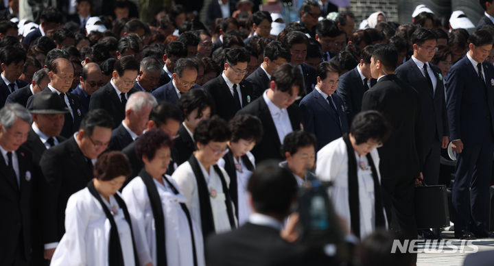 [광주=뉴시스] 조수정 기자 = 황우여(가운데줄 왼쪽부터) 국민의힘 비상대책위원장과 이재명 더불어민주당 대표, 추경호 국민의힘 원내대표, 박찬대 더불어민주당 원내대표, 이석현 새로운미래 비상대책위원장, 오준호 기본소득당 상임대표 권한대행, 조국 조국혁신당 대표 등 정당 대표자들이 18일 광주 북구 국립5·18민주묘지에서 열린 제44주년 5·18민주화운동 기념식에서 묵념을 하고 있다. 2024.05.18. chocrystal@newsis.com