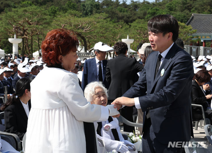 [광주=뉴시스] 조수정 기자 = 이준석 개혁신당 대표가 18일 광주 북구 국립5·18민주묘지에서 열린 제44주년 5·18민주화운동 기념식에 앞서 오월어머니회 회원들과 인사나누고 있다. 2024.05.18. chocrystal@newsis.com