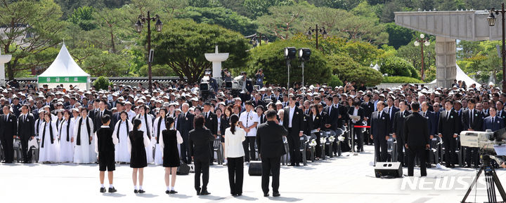 [광주=뉴시스] 조수정 기자 = 윤석열 대통령이 18일 광주 북구 국립5·18민주묘지에서 열린 제44주년 5·18민주화운동 기념식에서 오월어머니회 회원 등 참석자들과 함께 애국가 제창을 하고 있다. 2024.05.18. chocrystal@newsis.com