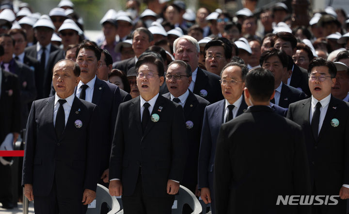 [광주=뉴시스] 조수정 기자 = 황우여(왼쪽부터) 국민의힘 비상대책위원장과 이재명 더불어민주당 대표, 추경호 국민의힘 원내대표, 박찬대 더불어민주당 원내대표가 18일 광주 북구 국립5·18민주묘지에서 열린 제44주년 5·18민주화운동 기념식에서 애국가 제창을 하고 있다. 2024.05.18. chocrystal@newsis.com