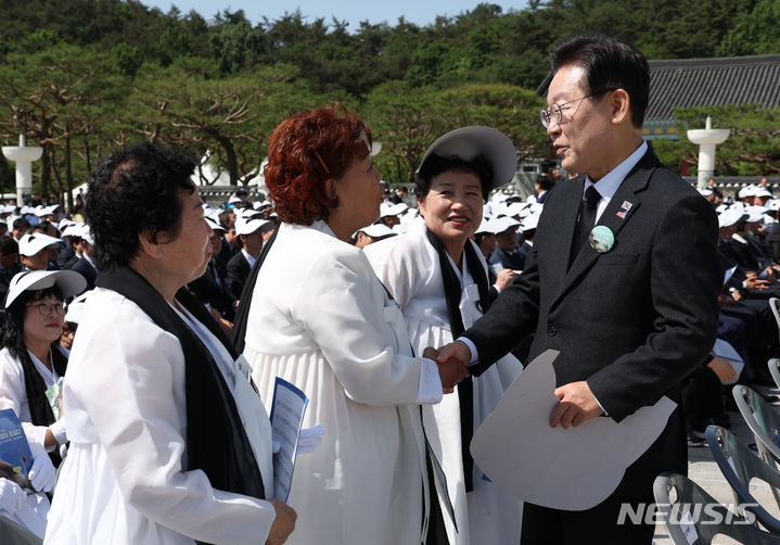 [광주=뉴시스] 조수정 기자 = 이재명 더불어민주당 대표가 18일 광주 북구 국립5·18민주묘지에서 열린 제44주년 5·18민주화운동 기념식에 앞서 오월어머니회 회원들과 인사나누고 있다. 2024.05.18. chocrystal@newsis.com