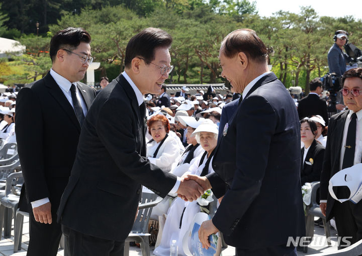 [광주=뉴시스] 조수정 기자 = 황우여 국민의힘 비상대책위원장과 이재명(왼쪽) 더불어민주당 대표가 18일 광주 북구 국립5·18민주묘지에서 열린 제44주년 5·18민주화운동 기념식에 앞서 인사나누고 있다. 2024.05.18. chocrystal@newsis.com