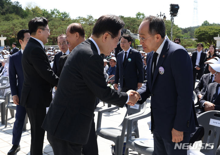 [광주=뉴시스] 조수정 기자 = 이재명(앞 왼쪽) 더불어민주당 대표와 추경호 국민의힘 원내대표, 황우여 국민의힘 비상대책위원장과 박찬대(뒤 왼쪽) 더불어민주당 원내대표가 18일 광주 북구 국립5·18민주묘지에서 열린 제44주년 5·18민주화운동 기념식에 앞서 인사나누고 있다. 2024.05.18. chocrystal@newsis.com