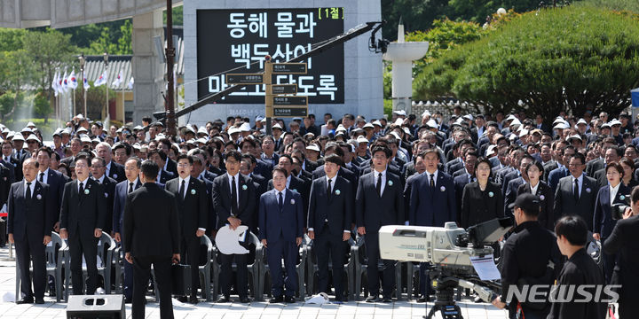 [광주=뉴시스] 조수정 기자 = 정당 대표자들이 18일 광주 북구 국립5·18민주묘지에서 열린 제44주년 5·18민주화운동 기념식에서 애국가 제창을 하고 있다. 왼쪽부터 황우여 국민의힘 비상대책위원장과 이재명 더불어민주당 대표, 추경호 국민의힘 원내대표, 박찬대 더불어민주당 원내대표, 김준우 정의당 대표, 이석현 새로운미래 비상대책위원장, 이준석 개혁신당 대표, 오준호 기본소득당 상임대표 권한대행, 조국 조국혁신당 대표, 윤희숙 진보당 상임대표, 장혜영 정의당 원내대표, 박지원 더불어민주당 당선인, 양향자 개혁신당 원내대표. 2024.05.18. chocrystal@newsis.com