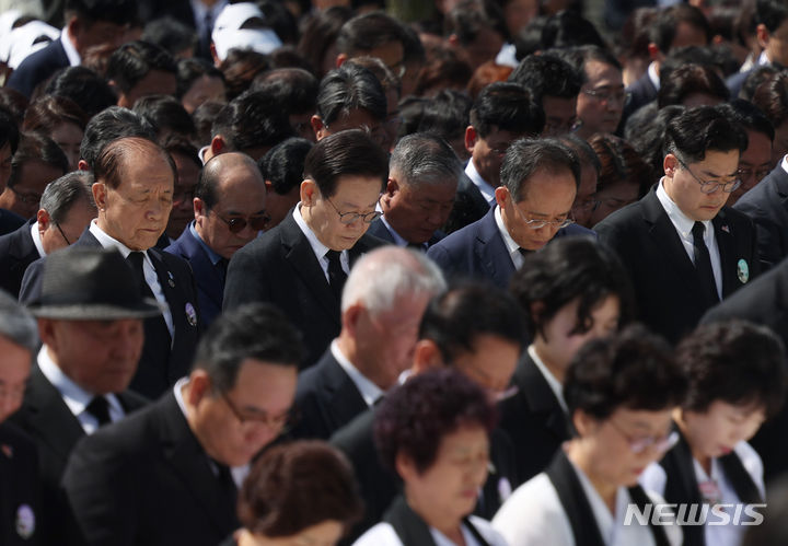 [광주=뉴시스] 조수정 기자 = 황우여(가운데줄 왼쪽부터) 국민의힘 비상대책위원장과 이재명 더불어민주당 대표, 추경호 국민의힘 원내대표, 박찬대 더불어민주당 원내대표 등 여야 대표들이 18일 광주 북구 국립5·18민주묘지에서 열린 제44주년 5·18민주화운동 기념식에서 묵념을 하고 있다. 2024.05.18. chocrystal@newsis.com