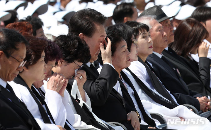 [광주=뉴시스] 조수정 기자 = 윤석열 대통령이 18일 광주 북구 국립5·18민주묘지에서 열린 제44주년 5·18민주화운동 기념식에서 기념공연을 보며 눈물을 닦고 있다. 윤 대통령의 옆 오월어머니회 회원들과 유족들도 눈물을 닦고 있다. 2024.05.18. chocrystal@newsis.com