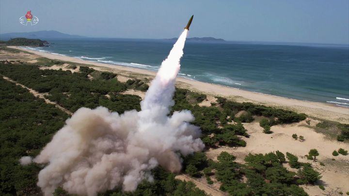 [서울=뉴시스] 김정은 북한 국무위원장이 지난달 17일 조선동해상에서 진행된 새로운 자치유도항법체계를 도입한 전술탄도미사일 시험사격을 참관했다고 다음날 조선중앙TV가 보도했다. (사진=조선중앙TV 캡처) 2024.06.26. photo@newsis.com *재판매 및 DB 금지