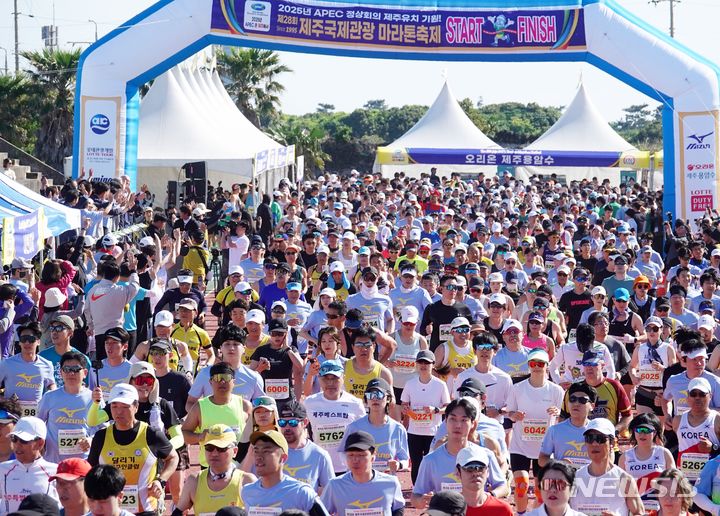 [제주=뉴시스] 오영재 기자 = 19일 오전 제주시 구좌종합운동장에서 제28회 제주국제관광마라톤 축제가 개막했다. 2024.05.19. oyj4343@newsis.com 