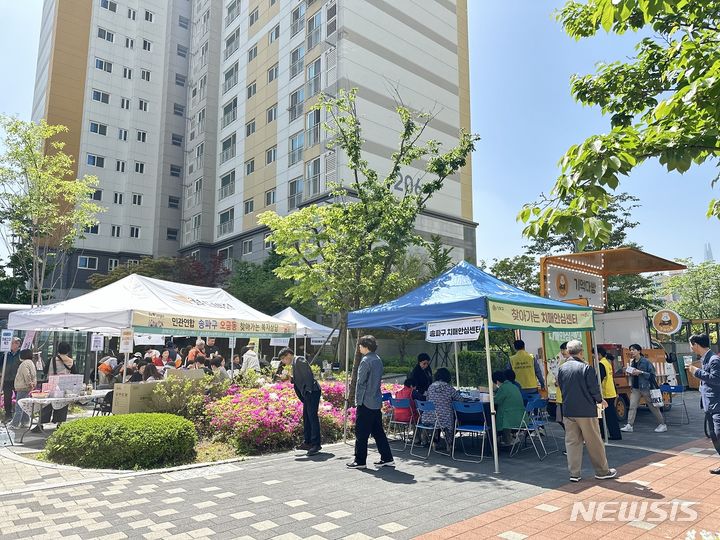 [서울=뉴시스]서울 송파구는 노인들의 치매 조기 발견과 치료를 위해 이동식 차량으로 직접 '찾아가는 치매안심센터'를 운영한다고 19일 밝혔다. (사진=송파구 제공). 2024.05.19. photo@newsis.com 