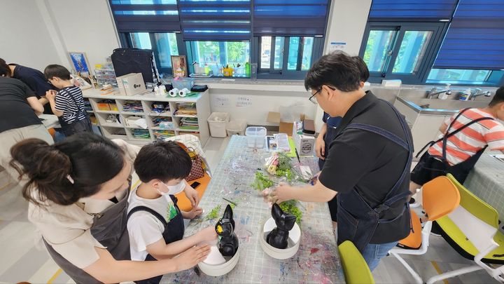 [대구=뉴시스] 대구학생예술창작터는 부모와 자녀가 예술로 소통하며 체험하는 가족 단위 체험 프로그램인 '토요가족 아트와락(樂)'을 확대 운영한다. (사진 = 대구학생예술창작터 제공) 2024.05.19. photo@newsis.com *재판매 및 DB 금지