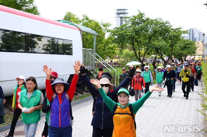 [의왕=뉴시스] '두발로 Day' 행사에 참가한 시민들이 길을 따라 걸으며, 환호하고 있다. (사진=의왕시 제공). 2024.05.19.photo@newsis.com  