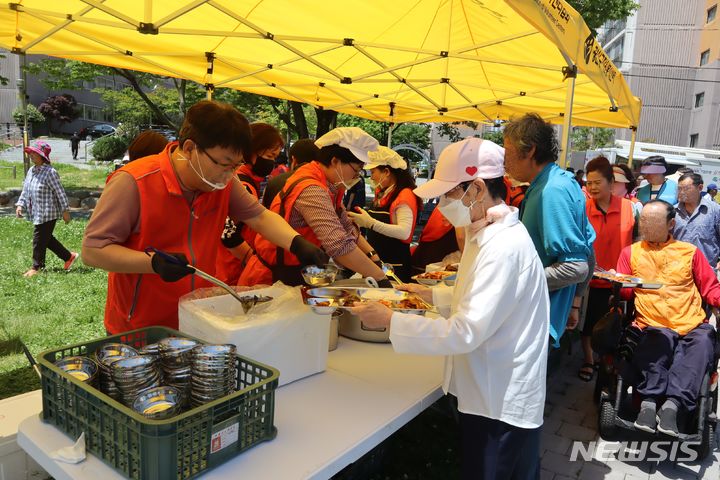 [광주=뉴시스] '참! 좋은 사랑의 밥차'. (사진=광산구자원봉사센터 제공)2024.05.19. hyein0342@newsis.com