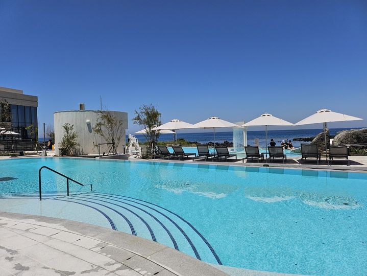 [제주=뉴시스] 구예지 기자=신라스테이 플러스 이호테우의 야외 수영장 모습. *재판매 및 DB 금지