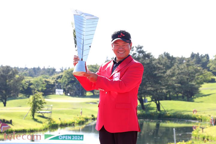 [서울=뉴시스] [서울=뉴시스] 최경주는 19일 제주도 서귀포시 핀크스 골프클럽 동·서 코스(파71)에서 열린 한국프로골프(KPGA) 코리안투어 SK텔레콤 오픈에서 우승을 거머쥐었다.(사진=KPGA 제공) *재판매 및 DB 금지