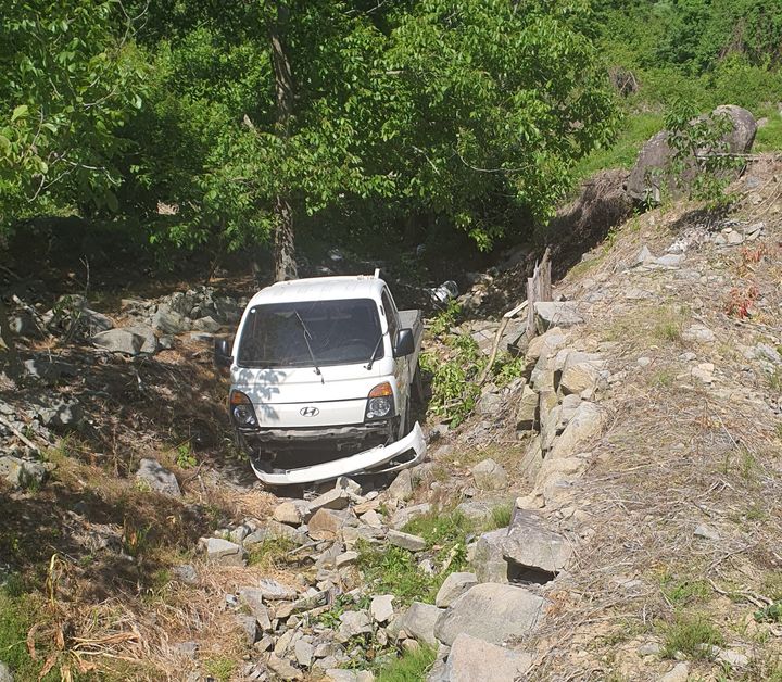 [무주=뉴시스] 19일 오후 2시 34분께 전북 무주군 무풍면에서 달리던 1t 트럭이 도로 아래 배수로로 추락했다. (사진=전북특별자치도소방본부 제공) 2024.05.19. *재판매 및 DB 금지