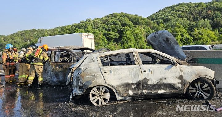 [청주=뉴시스] 서주영 기자 = 19일 오후 충북 청주시 흥덕구 옥산면 경부고속도로 상행선 옥산JC 인근에서 SUV와 승합차 간 추돌사고로 화재가 발생해 40분만에 진화됐다. (사진=서부소방서 제공) 2024.05.19. photo@newsis.com *재판매 및 DB 금지