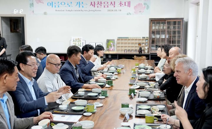  [장성=뉴시스] 송창헌 기자 =  김영록 전남지사가 19일 오후 장성 백양사에서 사찰음식과 문화자원을 세계에 알리기 위해 열린 정관스님과 함께하는 미국 유명 쉐프 에릭 리퍼트 초청 공양행사에서 에릭 리퍼트와 전남산 음식재료에 대해 이야기를 나누고 있다. (사진=전남도 제공) 2024.05.19 photo@newsis.com *재판매 및 DB 금지